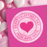 Gelukkige Valentijnsdag van douane Naam roze Ronde Sticker<br><div class="desc">Valentijnsdag stickers met roze hart en tekst "Happy Valentine's Day" met aangepaste naam op een roze achtergrond. Gebruik als envelopverbindingen,  stickers voor giften en gunsten,  productverpakking,  ambachten en scrapbooking enz</div>