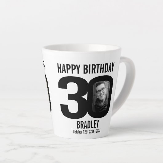 Gelukkige verjaardag 30 naam twee foto's in jaar m latte mok (Rechterhoek)