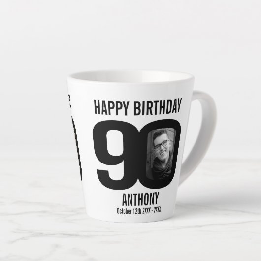 Gelukkige verjaardag 90 naam en twee foto's in jaa latte mok (Rechterhoek)