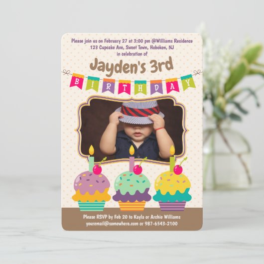 Gelukkige Verjaardag Drie Cupcakes Bunting Foto Kaart (Staand voorkant)