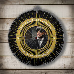 Gelukkige Verjaardag Foto Goud Zwart Modern Custom Dartbord<br><div class="desc">Happy Birthday Photo Gold Black Modern Personalised Dart Board is een elegant om in je huis met familie en vrienden op te hangen en mee te spelen of om aan die speciale persoon in je leven te geven om hen een gelukkige verjaardag te wensen. Personaliseer het met uw foto en...</div>