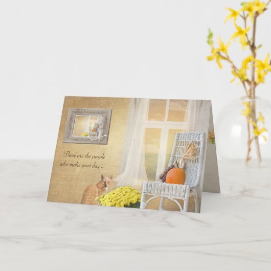 Gelukkige verjaardag-kat met herfst pompoen en raa kaart (Gele Bloem)