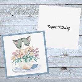 Gelukkige verjaardag kitten zitten in een pot met  kaart