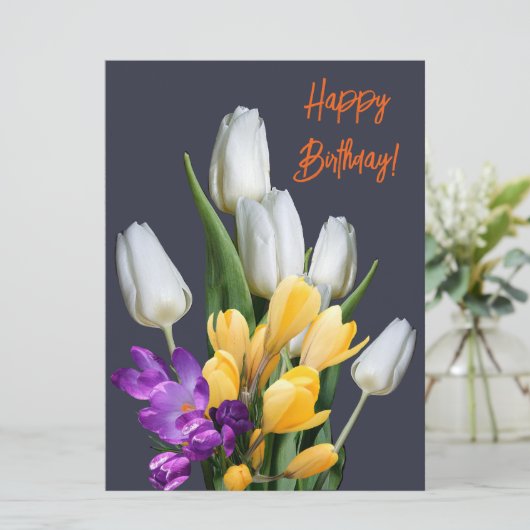 Gelukkige verjaardag kleurrijke tulp krokus bloeme feestdagenkaart (Staand voorkant)