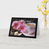 Gelukkige verjaardag kopje thee, bloemen en chocol kaart (Gele Bloem)