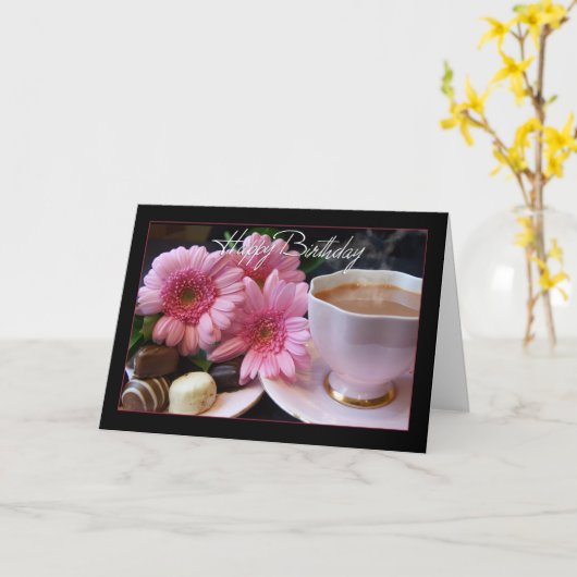 Gelukkige verjaardag kopje thee, bloemen en chocol kaart (Gele Bloem)