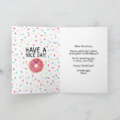 Gelukkige verjaardag met sprenkelingen op donut kaart (Binnen)