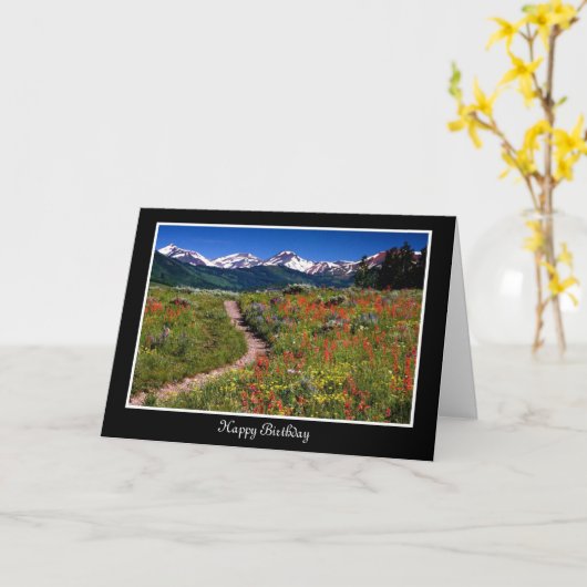 Gelukkige verjaardag met uitzicht van bloemen en b kaart (Gele Bloem)