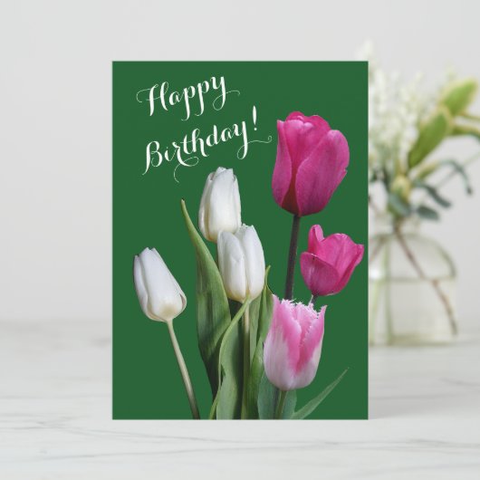 Gelukkige verjaardag mooie bloemenwitte roze tulpe feestdagenkaart (Staand voorkant)