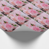 Gelukkige verjaardag mooie roze anjnbloem cadeaupapier (Hoek)