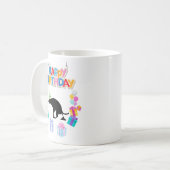 Gelukkige Verjaardag Pooping Dog Koffiemok (Voorkant links)
