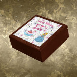 Gelukkige Verjaardag Prinses Keepsake of Gift Box Cadeaudoosje<br><div class="desc">Heb je een prinses kind in huis die jarig is? Hier is het perfecte verjaardagscadeau,  een mooi cadeau of bewaardoos. Je kunt de naam van de prinses veranderen. Bloemenachtergrond,  met prinses,  is een blauwe jurk en een taart versierd met blauw en wit vorst.</div>