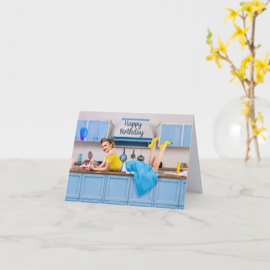 Gelukkige Verjaardag Retro Huisvrouw Making Cupcak Kaart (Gele Bloem)