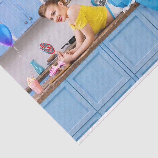 Gelukkige Verjaardag Retro Huisvrouw Making Cupcak Tissuepapier (Detail)