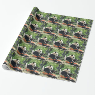 Gelukkige verjaardag, reuzenpanda die bamboe eet. cadeaupapier