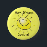 Gelukkige verjaardag, Sunshine! Ronde Button 5,7 Cm<br><div class="desc">Ronde knoop met een afbeelding van een glimlende gele zon en de aanpasbare tekst "Happy Birthday,  Sunshine!" op geel. Zie passende ronde basisknoopsleutelhanger en ketting. Zie het volledige collectie van de Buttonnen & van de Pins van de Dagen in de SPECIALE TOUCHES | Afdeling Voorkeuren partij.</div>