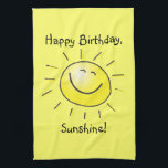 Gelukkige verjaardag, Sunshine! Theedoek<br><div class="desc">16 x 24-inch geel keukenhanddoek van 100% met een afbeelding van een glimlachende gele zon en het optionele sentiment "Happy Birthday, Sunshine! Zie bijpassende doekjes voor wasgoed, papieren cocktailservet, bordjes met doeken, bordjes met papier en onderzetters. Zie het gehele collectie van de keuken van Birthday in het VOEDSEL/BEV | Linens...</div>