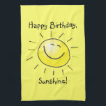 Gelukkige verjaardag, Sunshine! Theedoek<br><div class="desc">16 x 24-inch geel keukenhanddoek van 100% met een afbeelding van een glimlachende gele zon en het optionele sentiment "Happy Birthday, Sunshine! Zie bijpassende doekjes voor wasgoed, papieren cocktailservet, bordjes met doeken, bordjes met papier en onderzetters. Zie het gehele collectie van de keuken van Birthday in het VOEDSEL/BEV | Linens...</div>