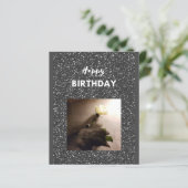 Gelukkige verjaardag. Tuxedo-kat met een roos. (Staand voorkant)