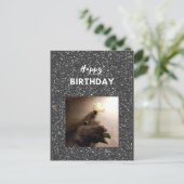 Gelukkige verjaardag. Tuxedo-kat met een roos. Briefkaart (Staand voorkant)