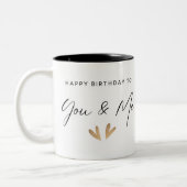 Gelukkige verjaardag van de ene tweeling naar de a tweekleurige koffiemok (Links)