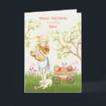 Gelukkige verjaardag van jonge zus, meisje met haa kaart<br><div class="desc">Schattigee waterverf Happy Birthday voor jonge zus met een plattelandsmeisje dat een haan knuffelt terwijl een kitten over een wagon vol aardbeien kijkt en een pup ziet spelen met een balletje touwtje in het groene gras.</div>