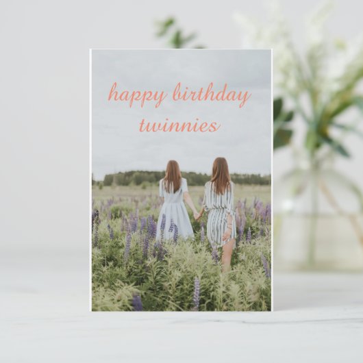gelukkige verjaardag voor tweelingen mensen daar kaart (Staand voorkant)