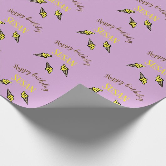 Gelukkige verjaardagsgele ijsjes op paarse cadeaupapier (Hoek)