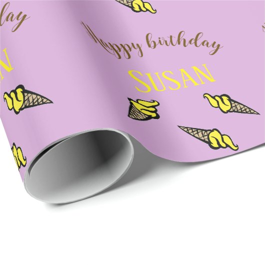 Gelukkige verjaardagsgele ijsjes op paarse cadeaupapier (Rol Hoek)