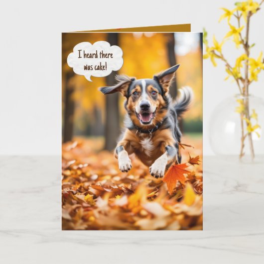 Gelukkige Verjaardagshond in Herfstbladeren Kaart (Gele Bloem)