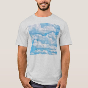 Gelukkige Zonnige Wolken Lichtblauwe Lucht Achterg T-shirt