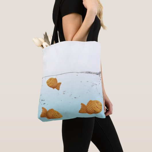 Gelukkige Zwemmen Taiyaki vis Tote Bag (Dichtbij)