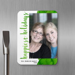 Geluste Feestdagen Modern van Center 1 Foto Groen Magneet<br><div class="desc">Kerstgroen - Gebruik een verticale foto om een unieke en trendy Merry kerstgroet te maken met een heldere en vrolijke waterverf splash. Dit ontwerp heeft een abstract gevoel aan het met geschilderde elementen en een handgeschreven doopvont. Als u om het even wat rond moet bewegen, klik op de aanpassingsknoop om...</div>