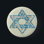 Gem versierde ster van David Ronde Button 5,7 Cm<br><div class="desc">Kunst getekend om te lijken op edelstenen en mousklies vult de vorm van de ster van David in om dit een bijzonder cadeau te maken voor jezelf of vrienden en familie van deze Hanoeka.</div>