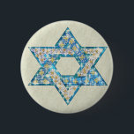 Gem versierde ster van David Ronde Button 5,7 Cm<br><div class="desc">Kunst getekend om te lijken op edelstenen en mousklies vult de vorm van de ster van David in om dit een bijzonder cadeau te maken voor jezelf of vrienden en familie van deze Hanoeka.</div>