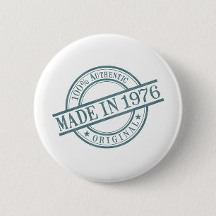Gemaakt in 1976 Circular Rubber Stamp Style Logo Ronde Button 5,7 Cm