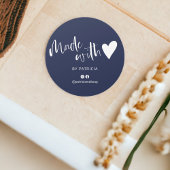 Gemaakt met liefdesscript minimalistisch marinebla ronde sticker