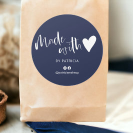 Gemaakt met liefdesscript minimalistisch marinebla ronde sticker