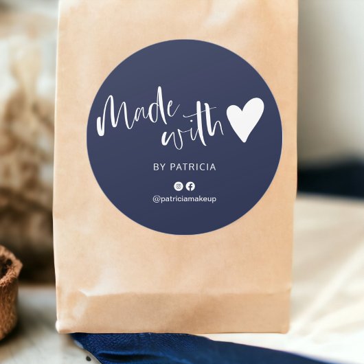 Gemaakt met liefdesscript minimalistisch marinebla ronde sticker