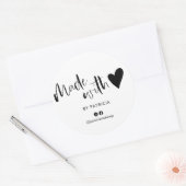 Gemaakt met liefdesscript, minimalistisch zwart-wi ronde sticker (Envelop)
