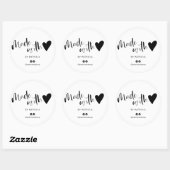 Gemaakt met liefdesscript, minimalistisch zwart-wi ronde sticker (Vel)