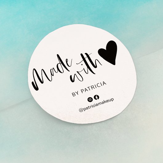 Gemaakt met liefdesscript, minimalistisch zwart-wi ronde sticker