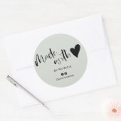 Gemaakt met liefdesscript, minimalistische sage gr ronde sticker (Envelop)