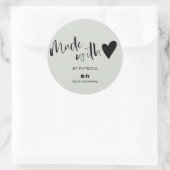 Gemaakt met liefdesscript, minimalistische sage gr ronde sticker (Tas)