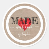 Gemaakt met roodhars liefdesscript op linentextuur ronde sticker (Voorkant)