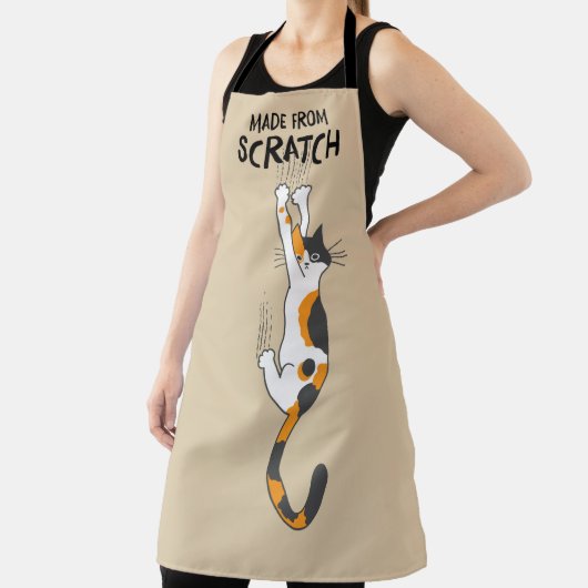Gemaakt van Scratch Grappige Calico Kat Hanging On Schort (Insitu)
