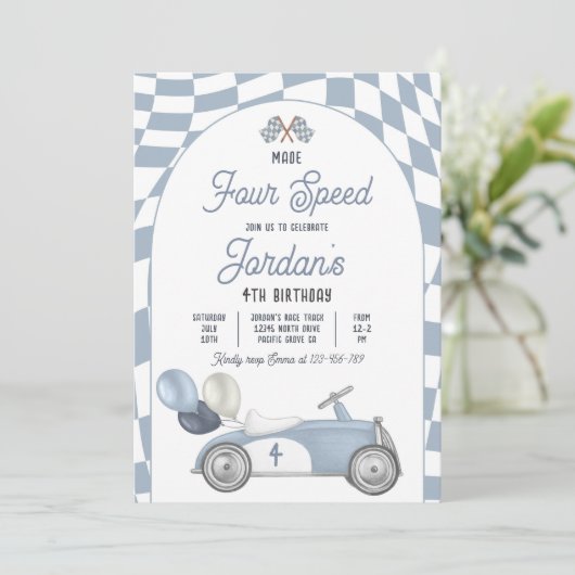 Gemaakt vier snelheid rode race auto 4e verjaardag kaart (Staand voorkant)