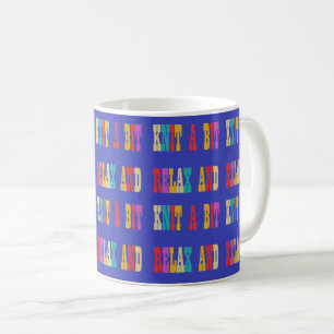 Gemaakt voor breiende ambachtsliertekst op blauw koffiemok