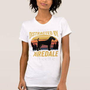 Gemakkelijk afgeleid door Airedale Terrier Retro H T-shirt