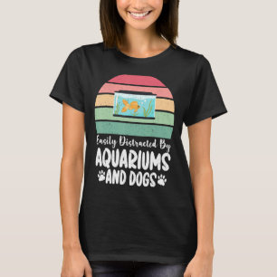 Gemakkelijk afgeleid door Aquariums en Dogs Lover  T-shirt